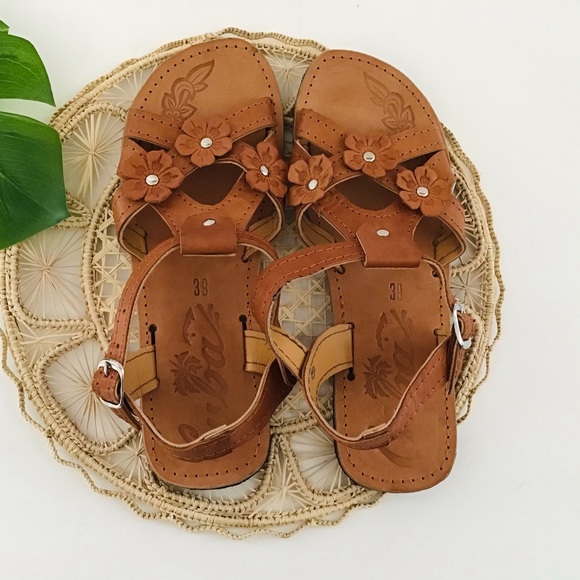 brown leather floral hand made “Cuba” brand sandals EU 39 Poshmark size 8.5-9 - Picture 2 of 11